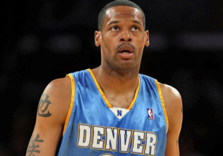 马库斯-坎比来到现场观看掘金与森林狼的比赛