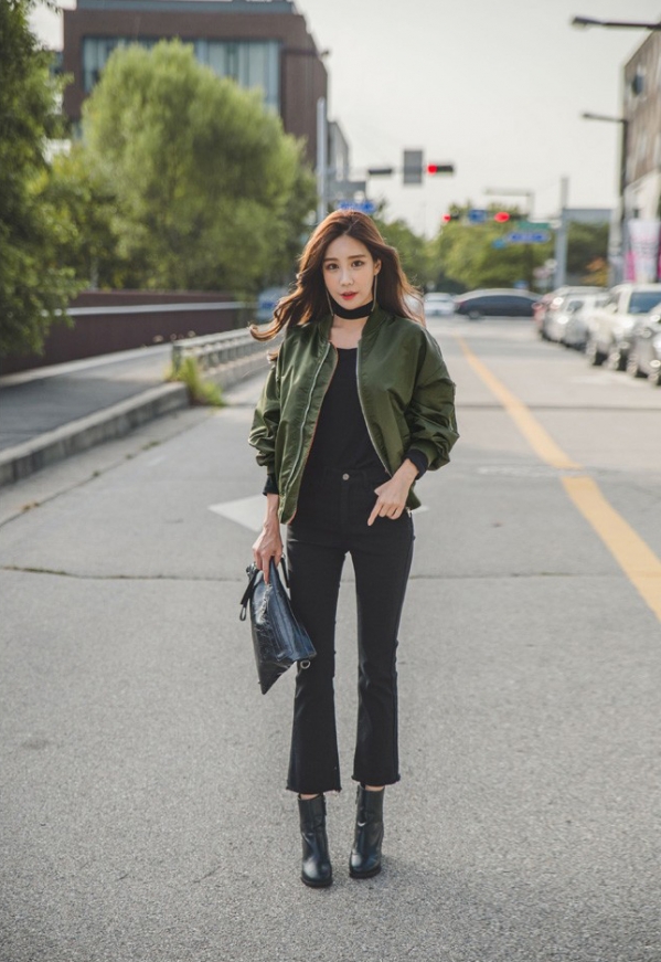 飞行服夹克搭配小喇叭裤,像《这个杀手不太冷》里的小女主一样,再配上