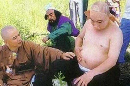 《西游记》老照片:图2孙悟空正在喝汽水,图5唐僧摸猪八戒肚皮