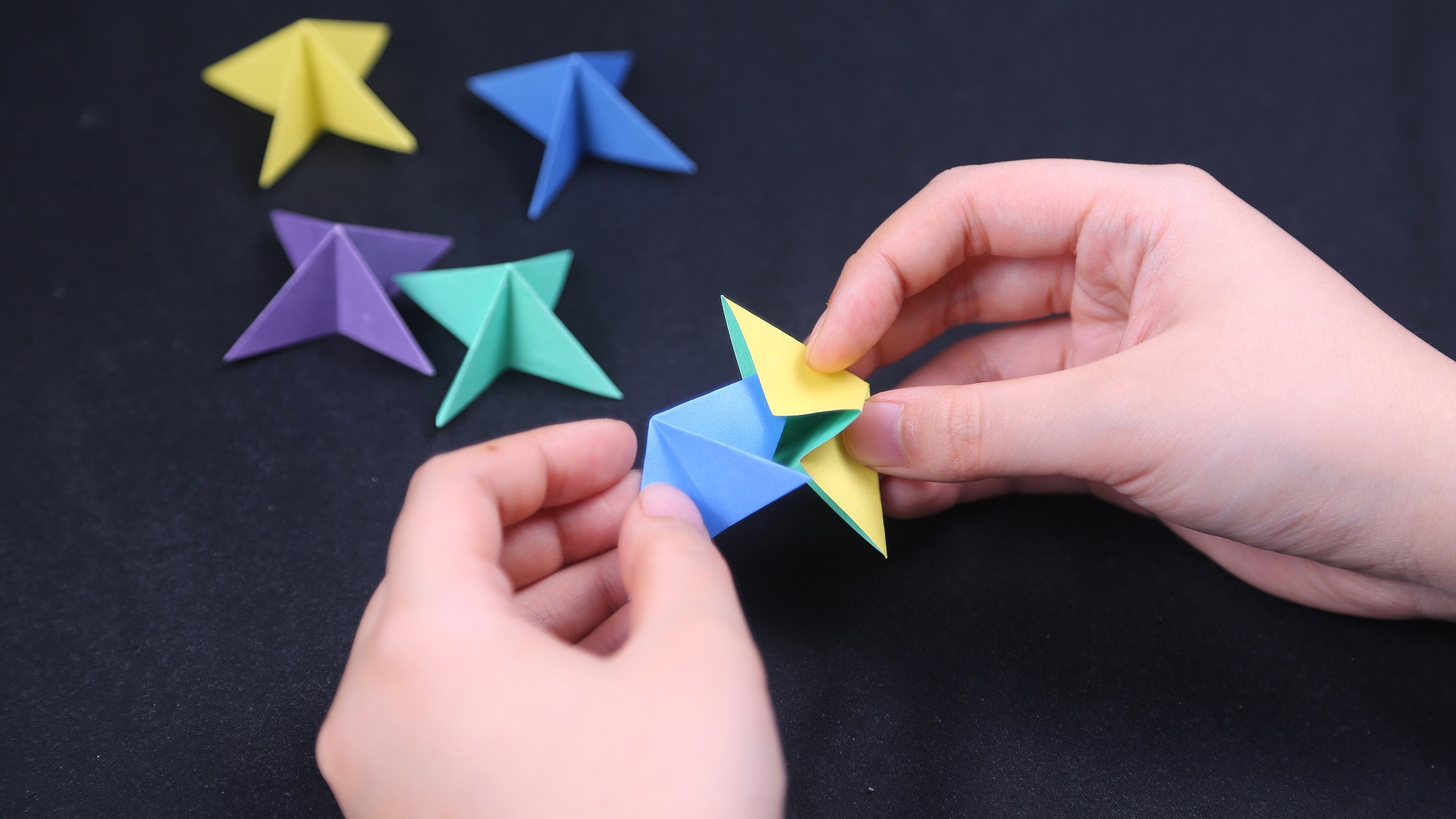 用彩色折纸折一个旋转陀螺,简单好玩很有趣,看完学一学