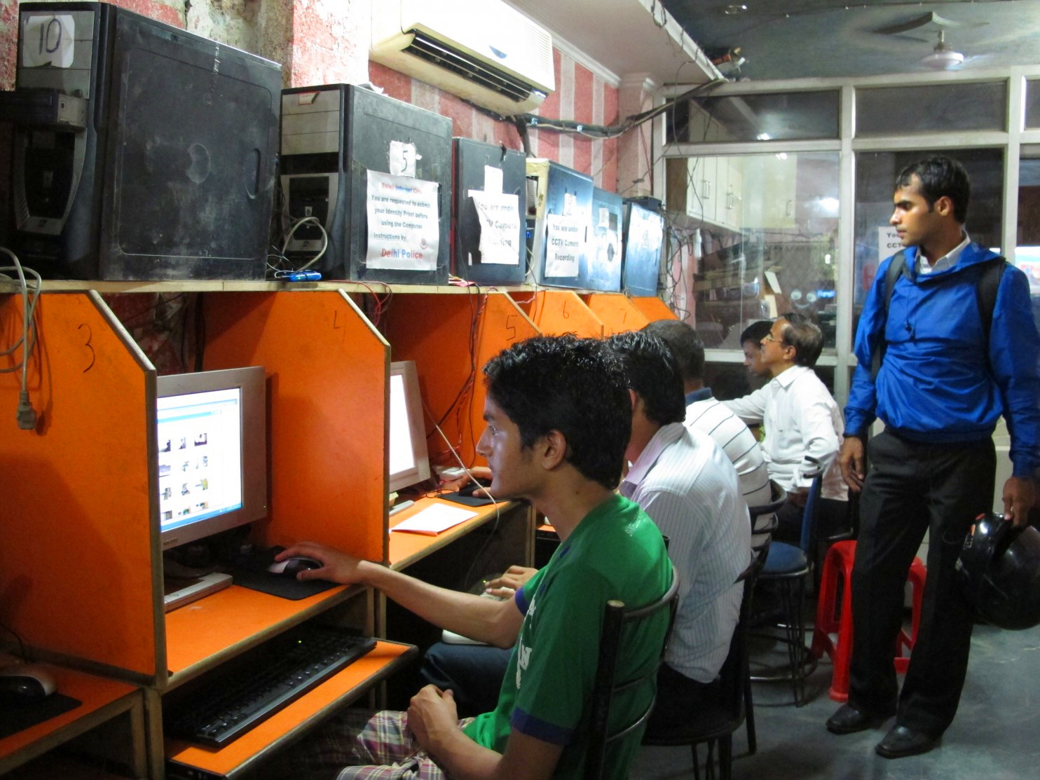 图中的印度男子来晚了,因此只能站着等候,很多急用网络的人也会选择来