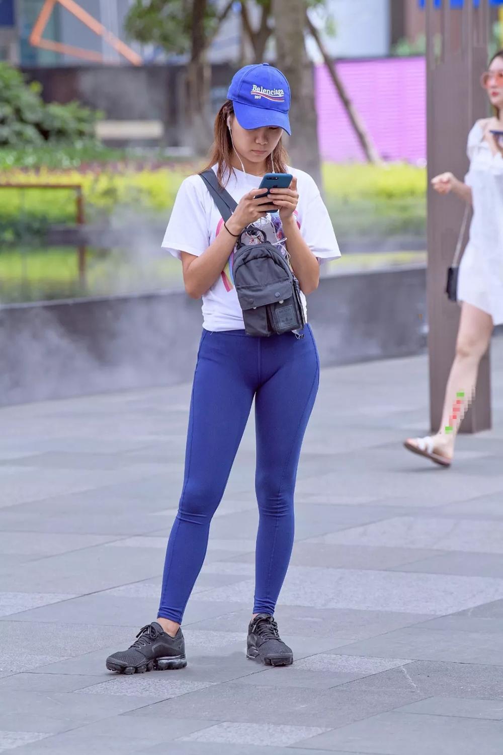 蓝色紧身裤的美女,身材微胖,吸引力蛮大的!