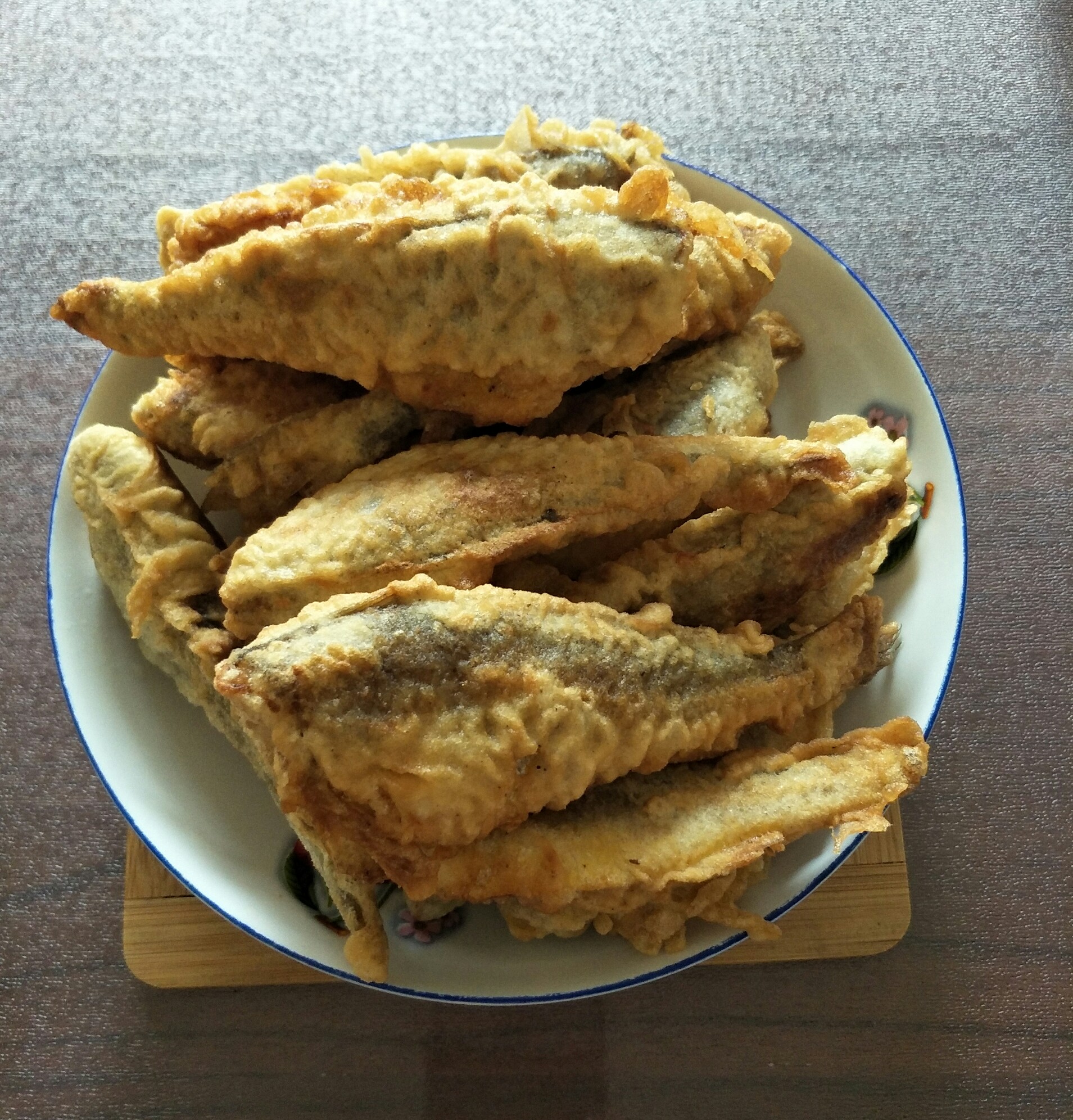 孩子明天开学,农村小哥做了一道油炸小黄花,外酥里嫰孩子特爱吃