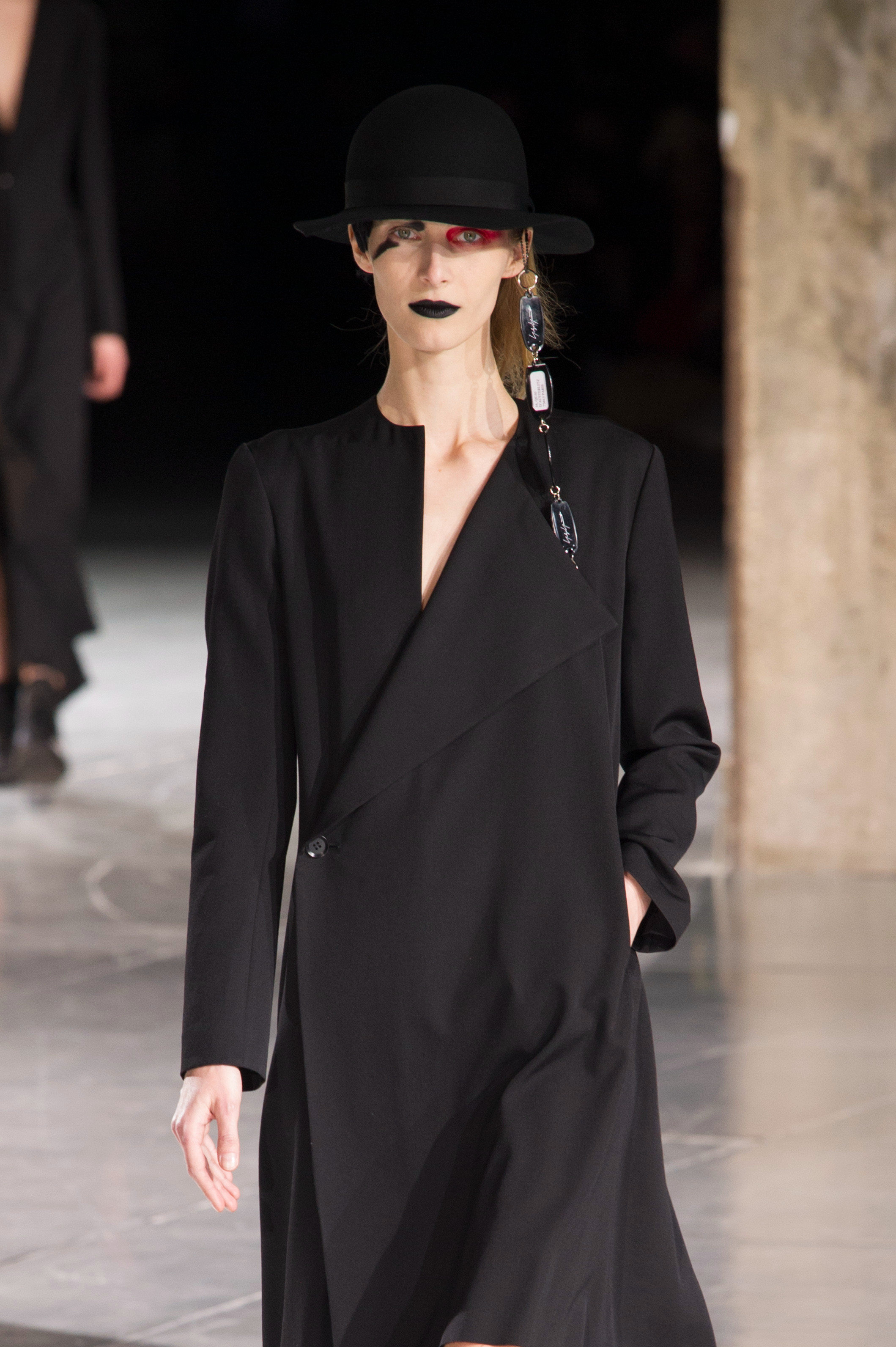 深色大衣的衣领竖了起来,这样的衣服真的是特别好看,很时尚