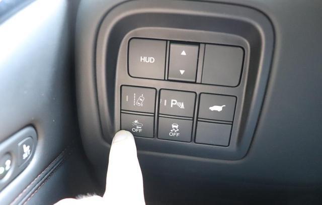 预碰撞功能开关,长按大概3秒左右即可打开或关闭.