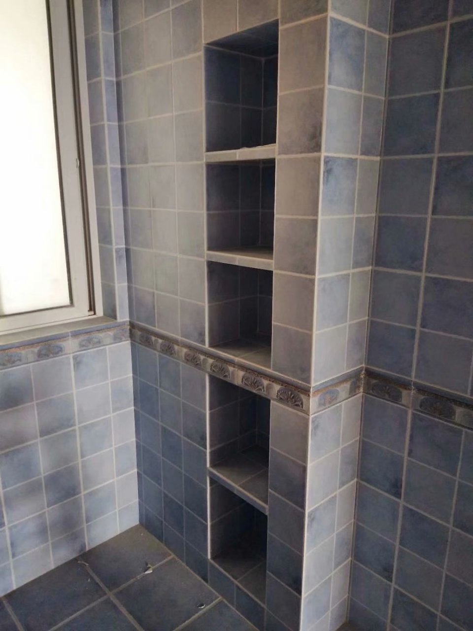 超大壁龛,其实是包两根下水管直接砌过来做的,家里有这样的几根下水管