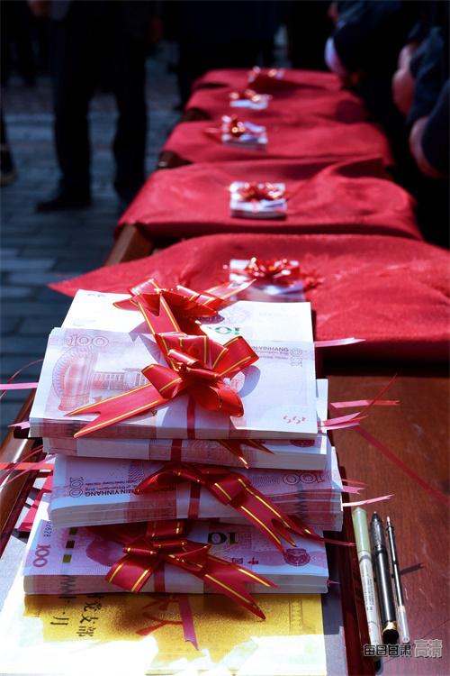 20万现金现场分!宕昌县官亭镇付家村贫困户喜领分红(组图)