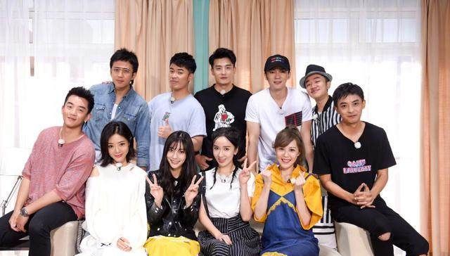 邓家佳上跑男魔性表情包截图,"小姨妈"的笑容也太有感染力了!