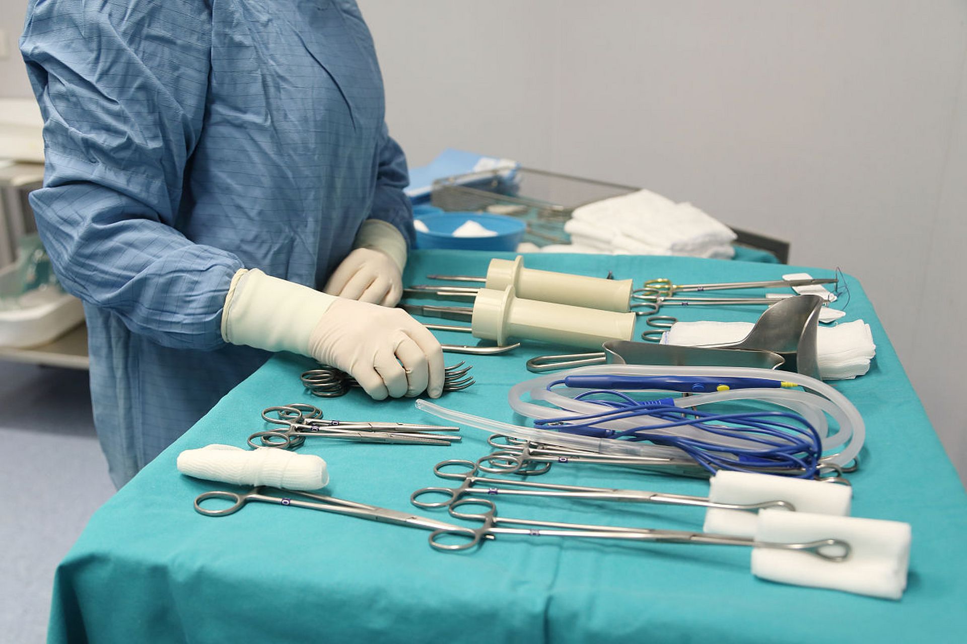 为了确定肿瘤的性质和良恶性,医生有时会采用一种叫做粗针穿刺活检的