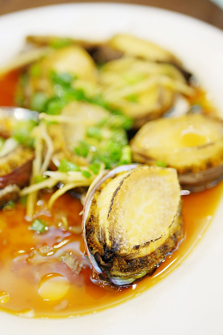 葱油鲍鱼是一道简单又美味的海鲜料理,鲍鱼口感鲜嫩,搭配香葱的倾香