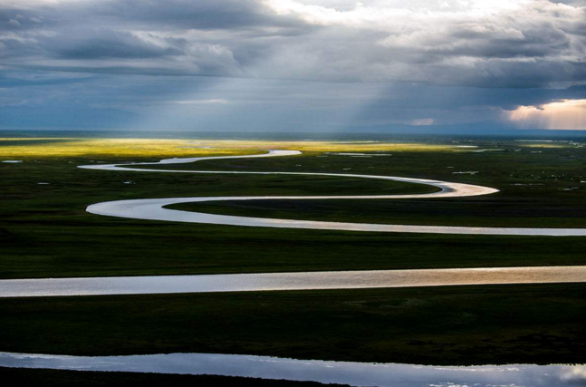 开都河那蜿蜒崎岖的九曲河水,如蛟龙过境迂回向前.