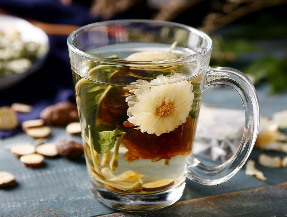 选这杯花茶的人,家人在身后默默的爱着你,不管在社会中遇到了多么大的