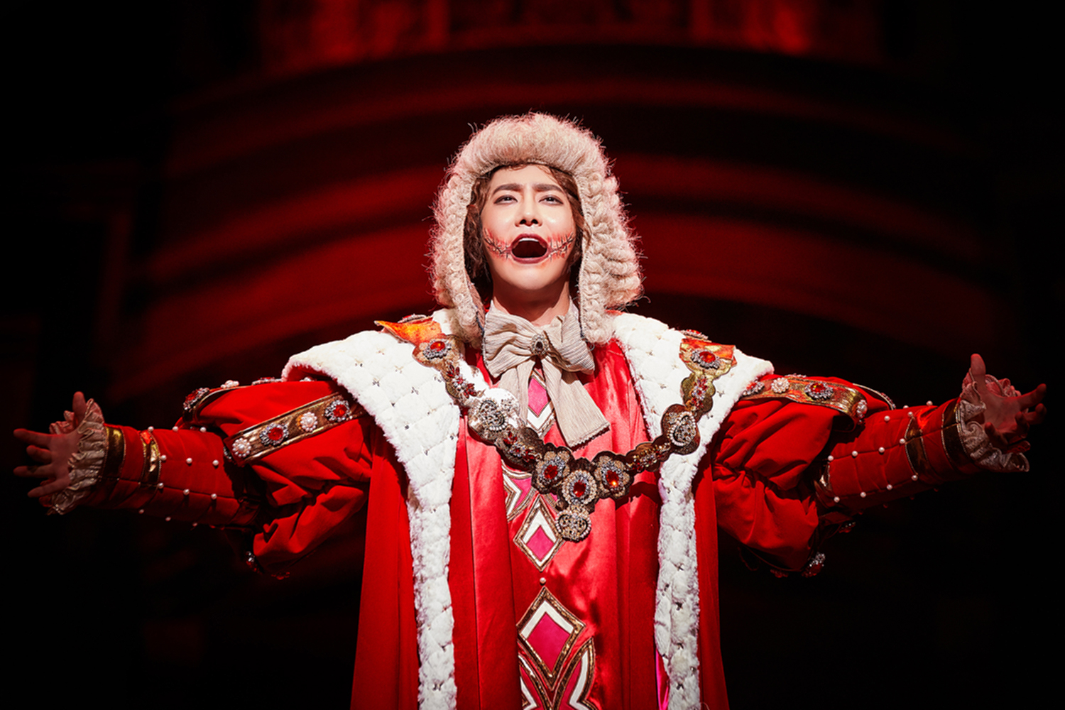 suho变身《笑面人》格温普兰!全新演出照公开