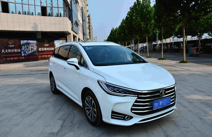 比亚迪宋max六座,年轻人第一台mpv,市区百公里油耗8l可还行