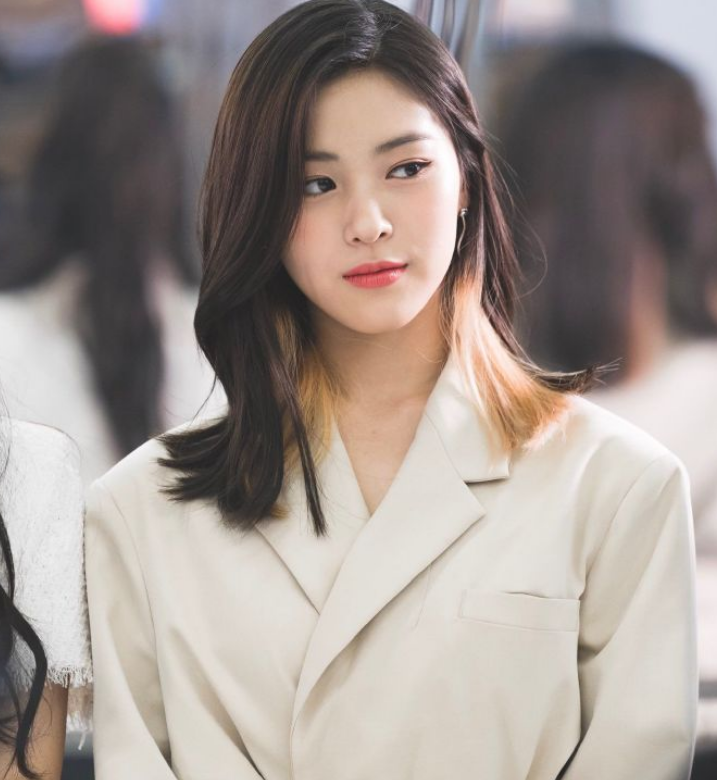 itzy出席时尚活动,成员申柳真气质被热议,这真的是00后吗?