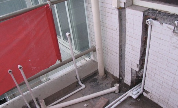 在阳台的位置还有安装空调的位置,所以它还有单独的一根空调冷凝水管