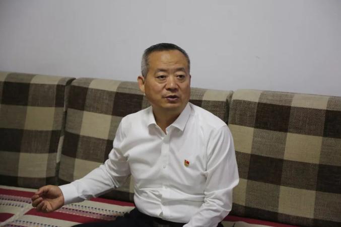 县委书记宫建军教师节看望慰问部分教师