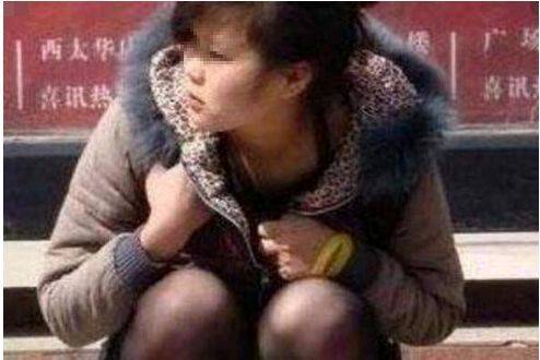 光天化日之下,女子路边解手,网友:是不是憋不住?