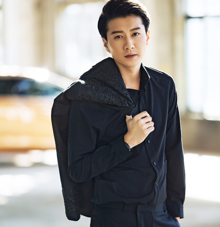 高仁在翡翠恋人中饰演白墨轩,在里面饰演的是个反派,是个狠心的人.