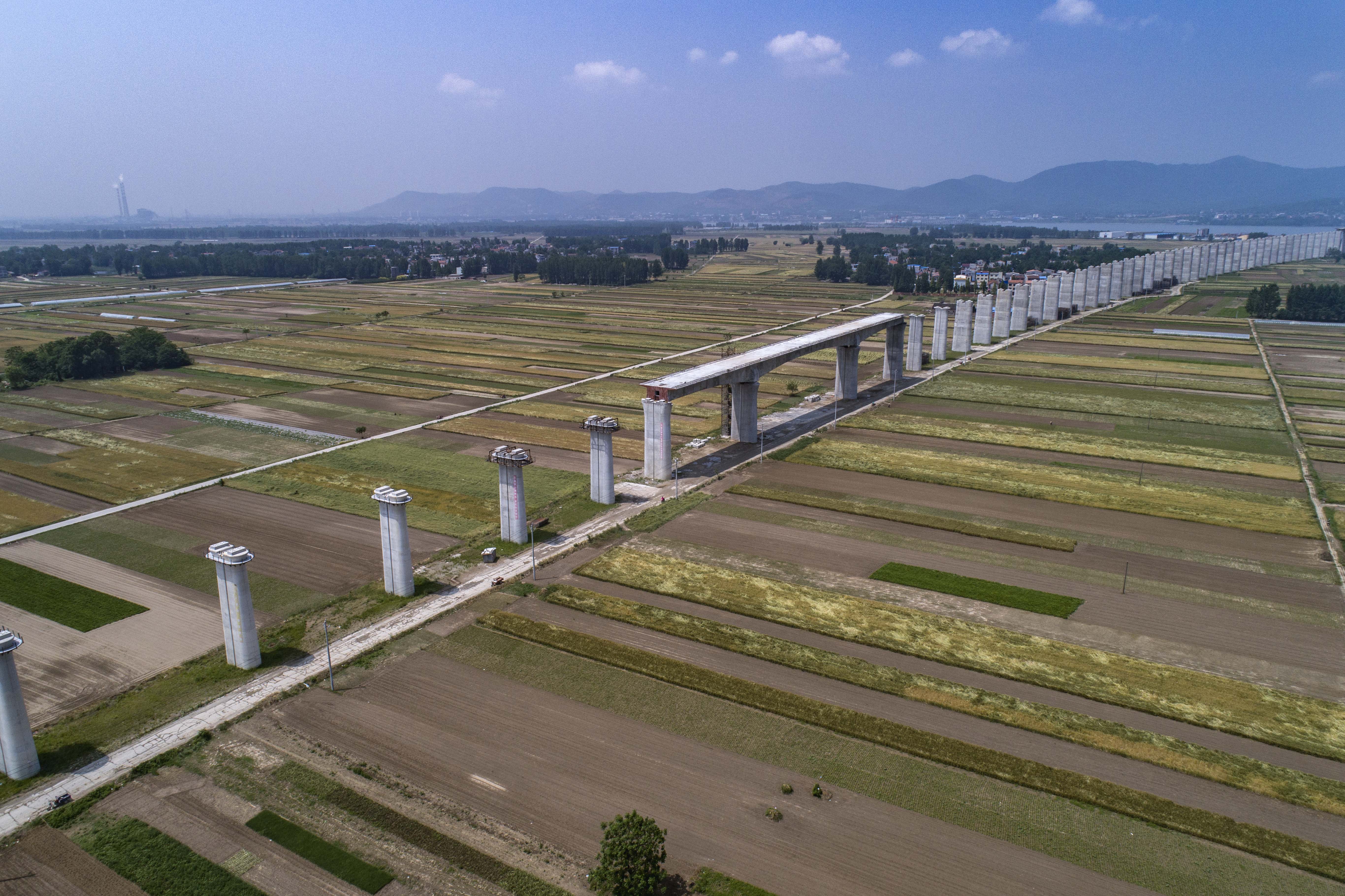 汉十高铁崔家营汉江特大桥加紧建设(1)