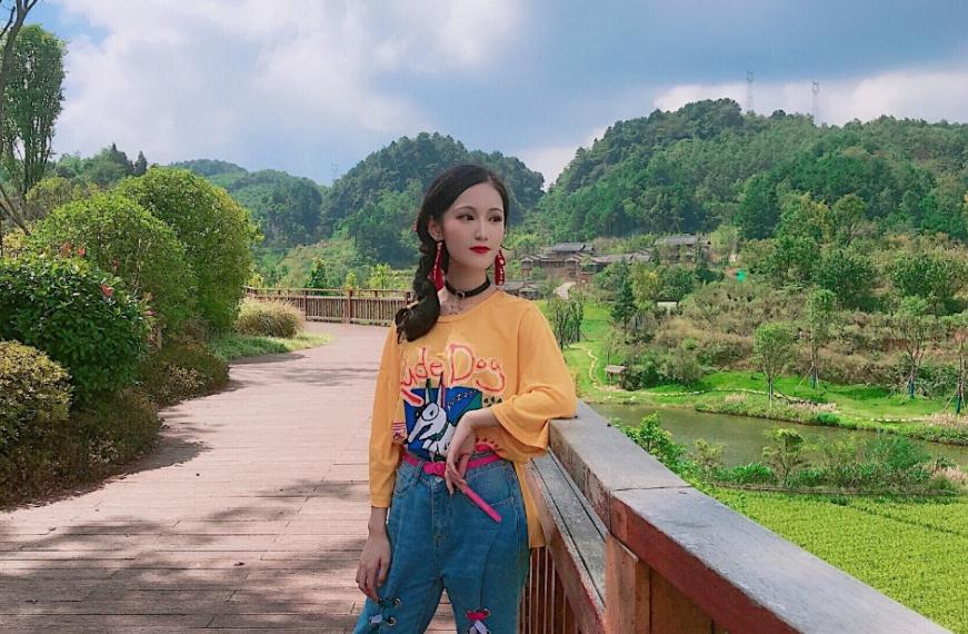 活泼可爱的黄诗佳,看到她就会感觉超级开心