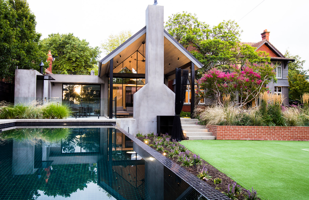 家居:乡村红砖别墅,配上如此惊艳的泳池庭院设计,美翻了!