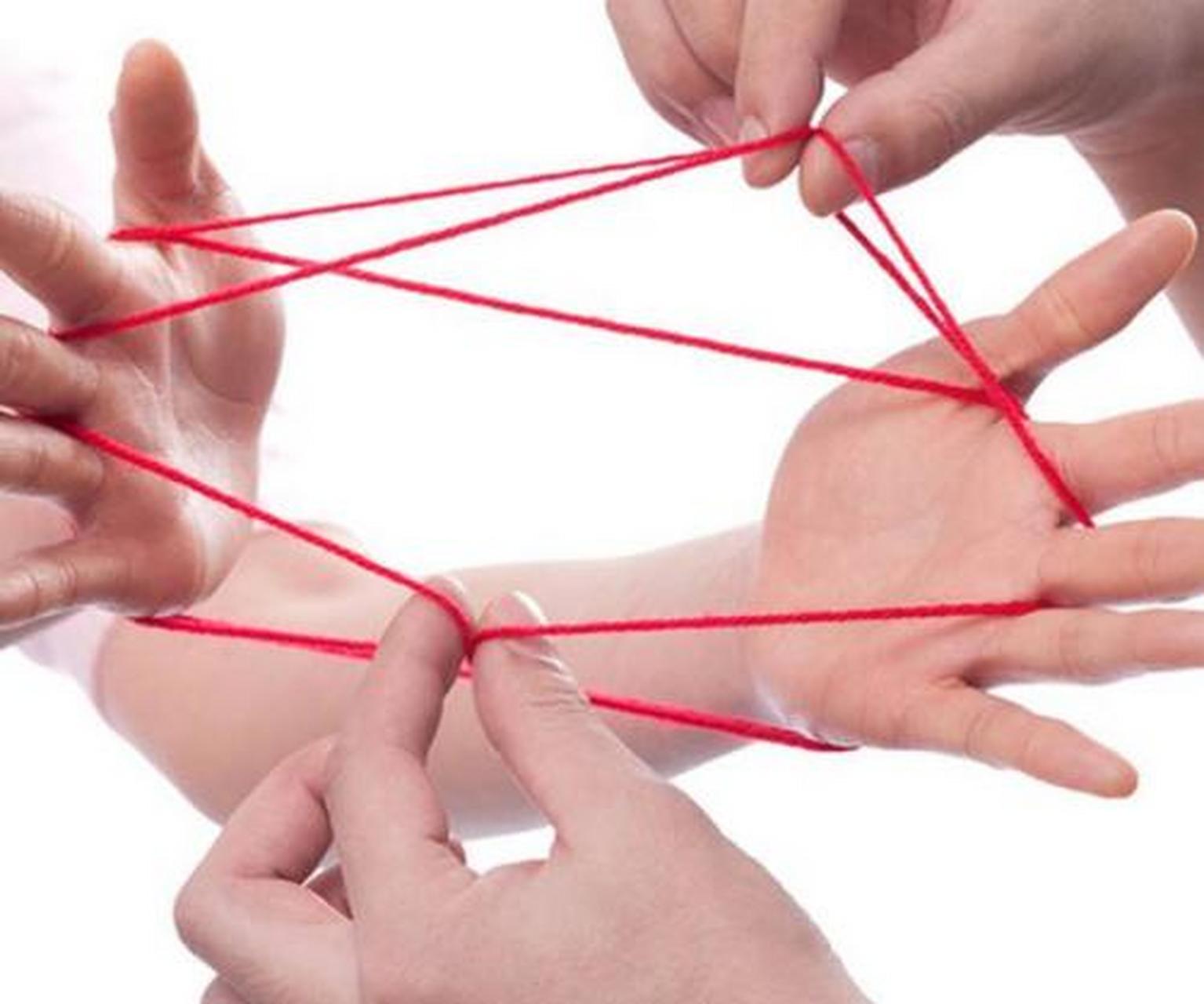 这是一种利用绳子玩的玩意,只需灵巧的手指,就可翻转出许多的花样.