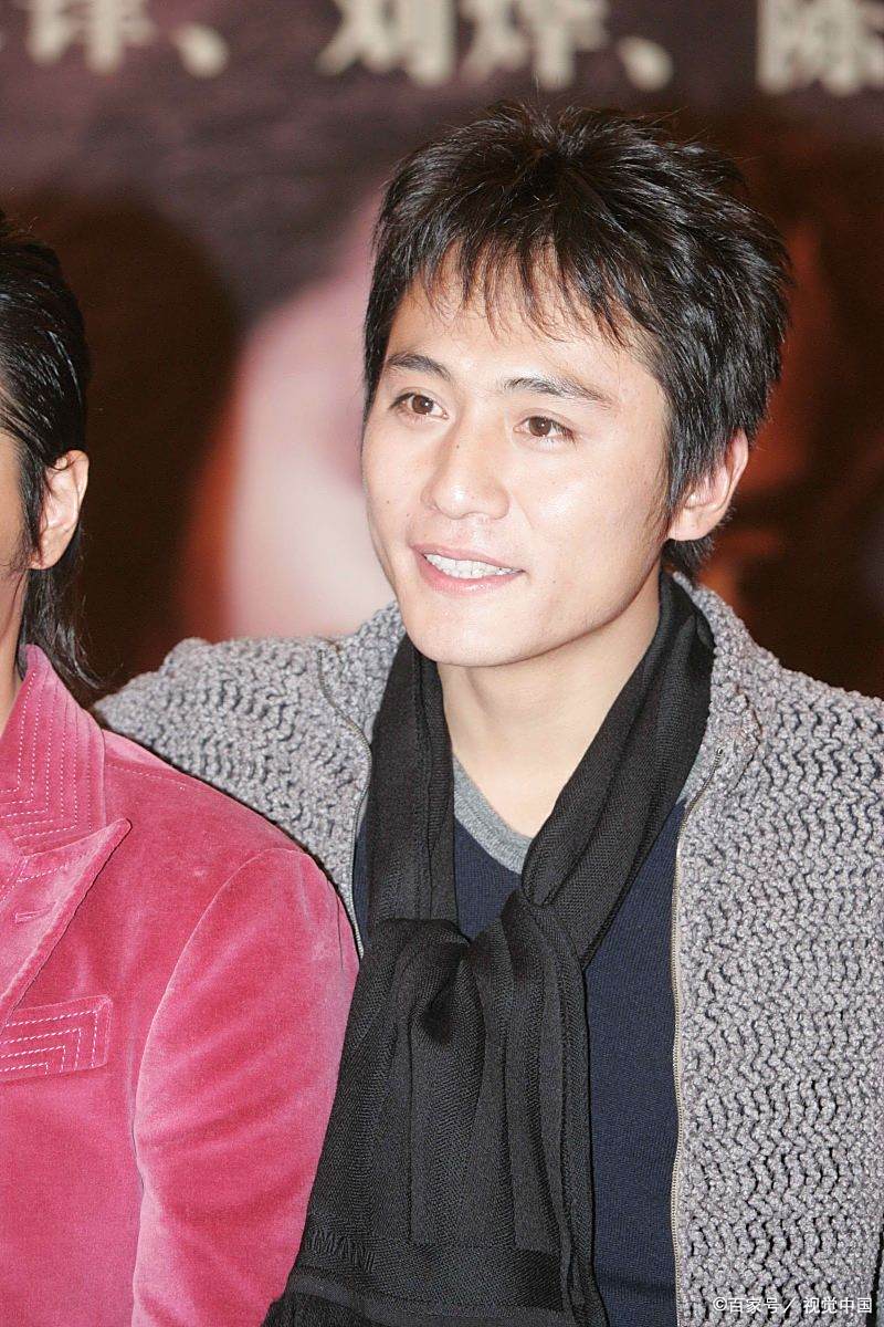 刘烨这眼睫毛是真长啊,不但长还很浓密,像贴了假睫毛,但假睫毛没有他