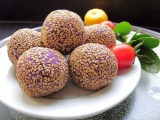 也可以在炸之前先在芝麻上滚一下,均匀的粘上芝麻,炸出来的麻球吃起来