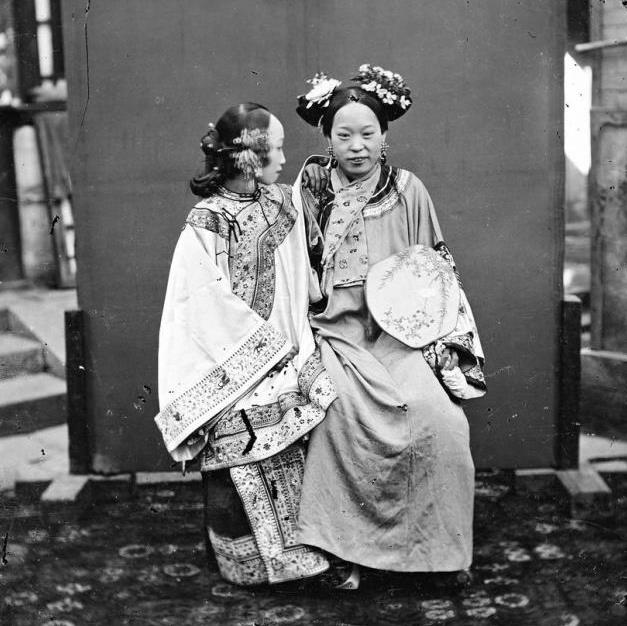 图为八旗子弟聚众斗蛐蛐的场景,晚清时期的八旗子弟在精神生活上极为