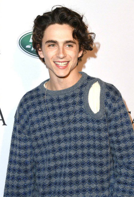 甜茶这件毛衣好个性,肩膀上还要挖个洞,笑起来的样子太甜了