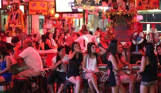 缅甸的"夜生活",是富人们的天堂,女人却"苦不堪言"