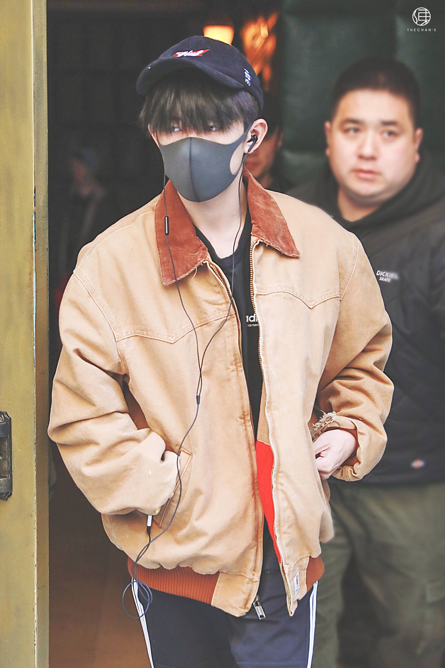 易烊千玺洛杉矶路透图 男孩享受加州的阳光