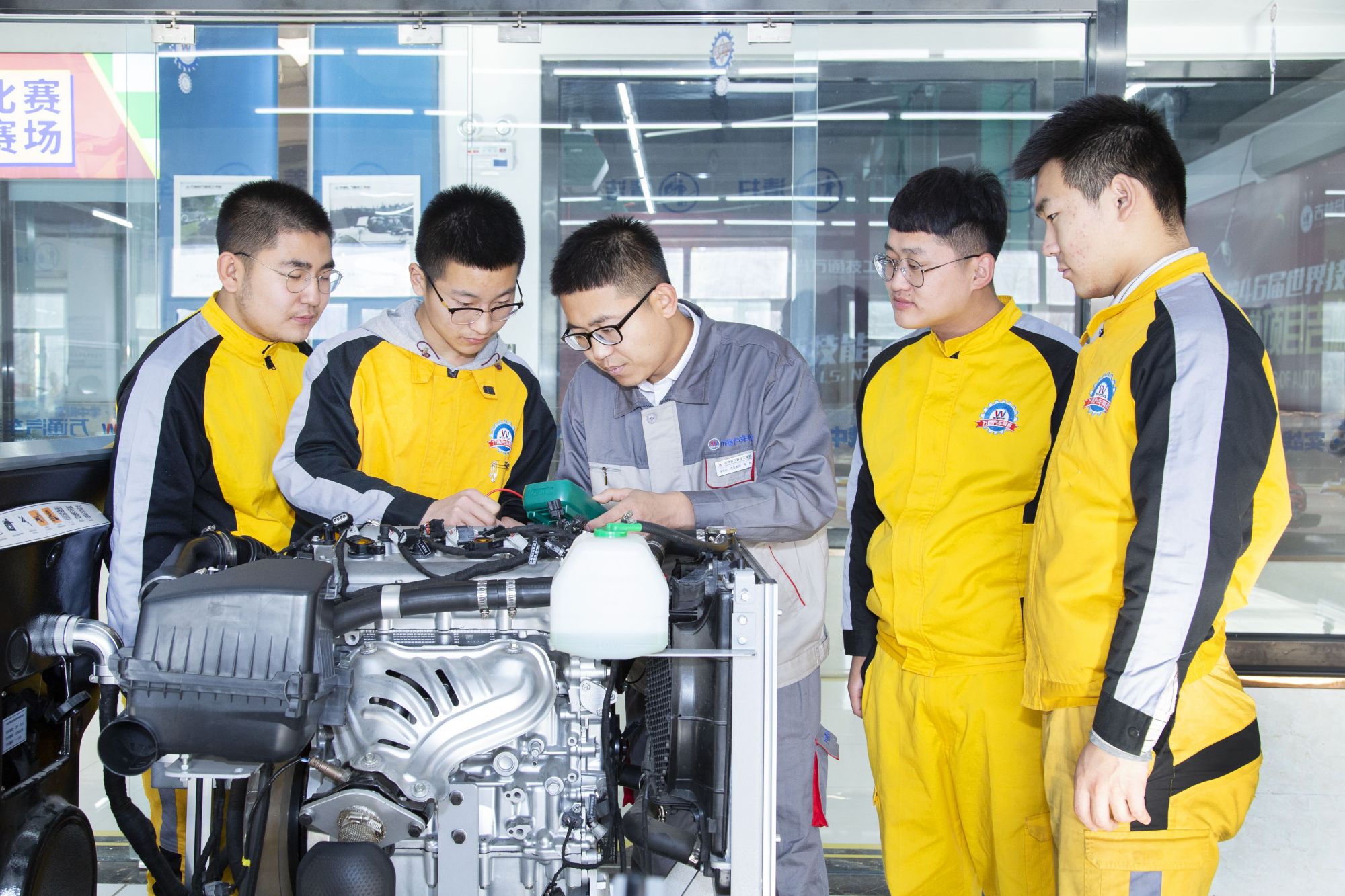 成绩不理想,应该学技术还是去读专科院校?