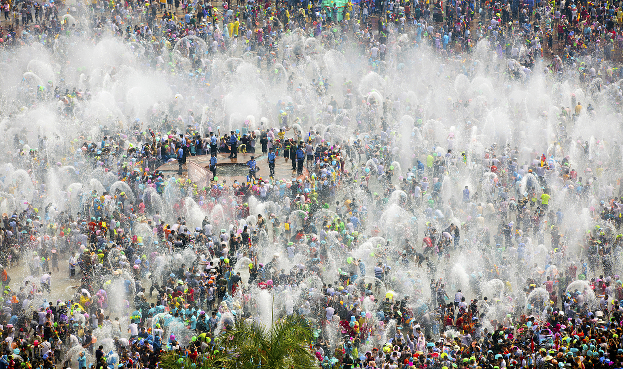 来跟我一起去参加瑞丽泼水节吧!