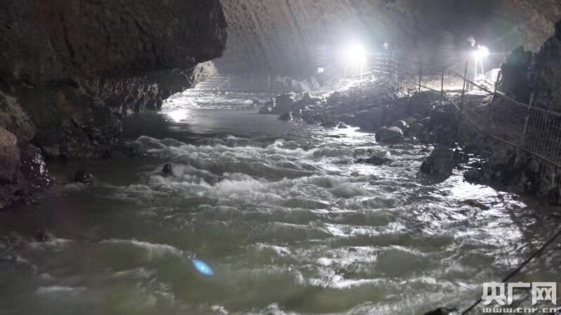 中国"高铁第一洞"玉京山隧道巨型溶洞贯通