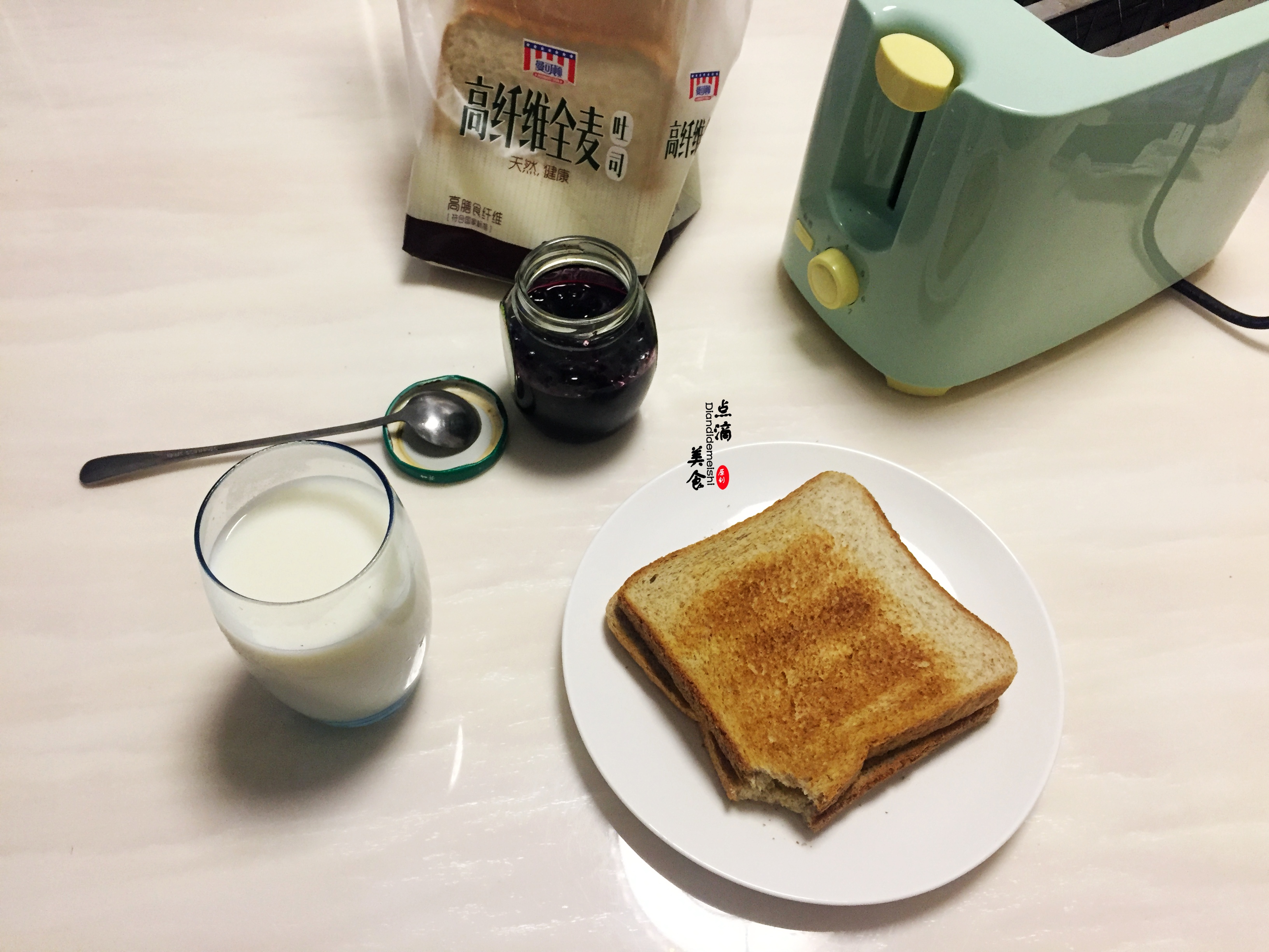 懒人早餐,倒一杯牛奶,烤2片吐司面包,简单又满足