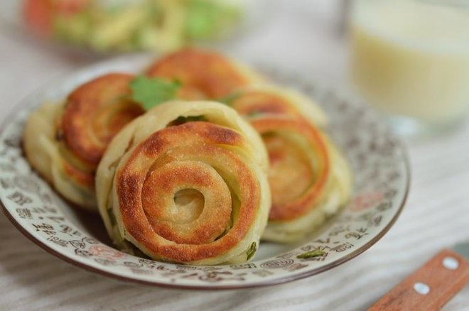 老济南的名吃油旋儿,趁热吃才好吃,又酥又脆,老人小孩都喜欢