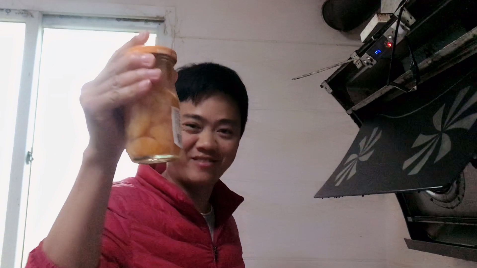 糯米酿的甜米酒已经发酵好了,有米酒怎能没汤圆,小伙一招搞定