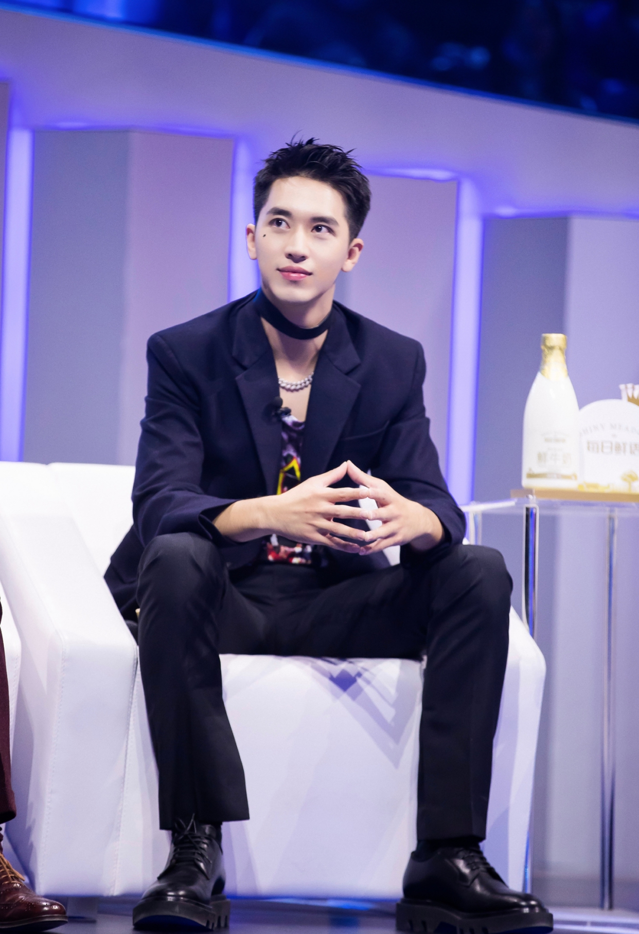 许魏洲最敢穿男明星!镂空西装真空上阵,只系一颗纽扣禁欲十足