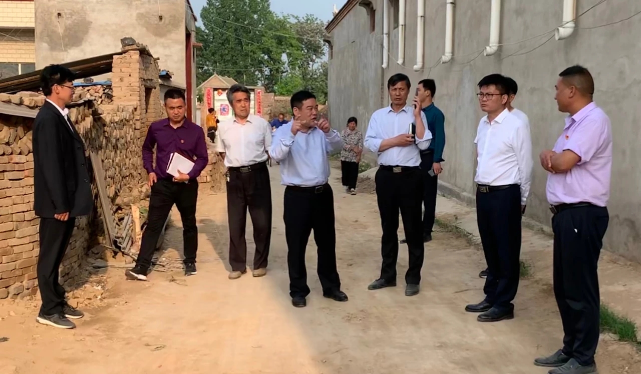 杞县:县委书记韩治群深入傅集镇吕寨村调研脱贫攻坚等项工作