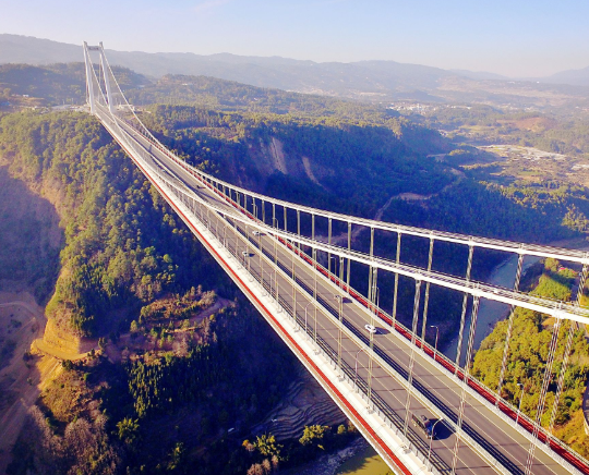 双塔单跨钢箱梁悬索桥,拥有世界第一大锚碇,首次采用圆形缠丝 缠包带