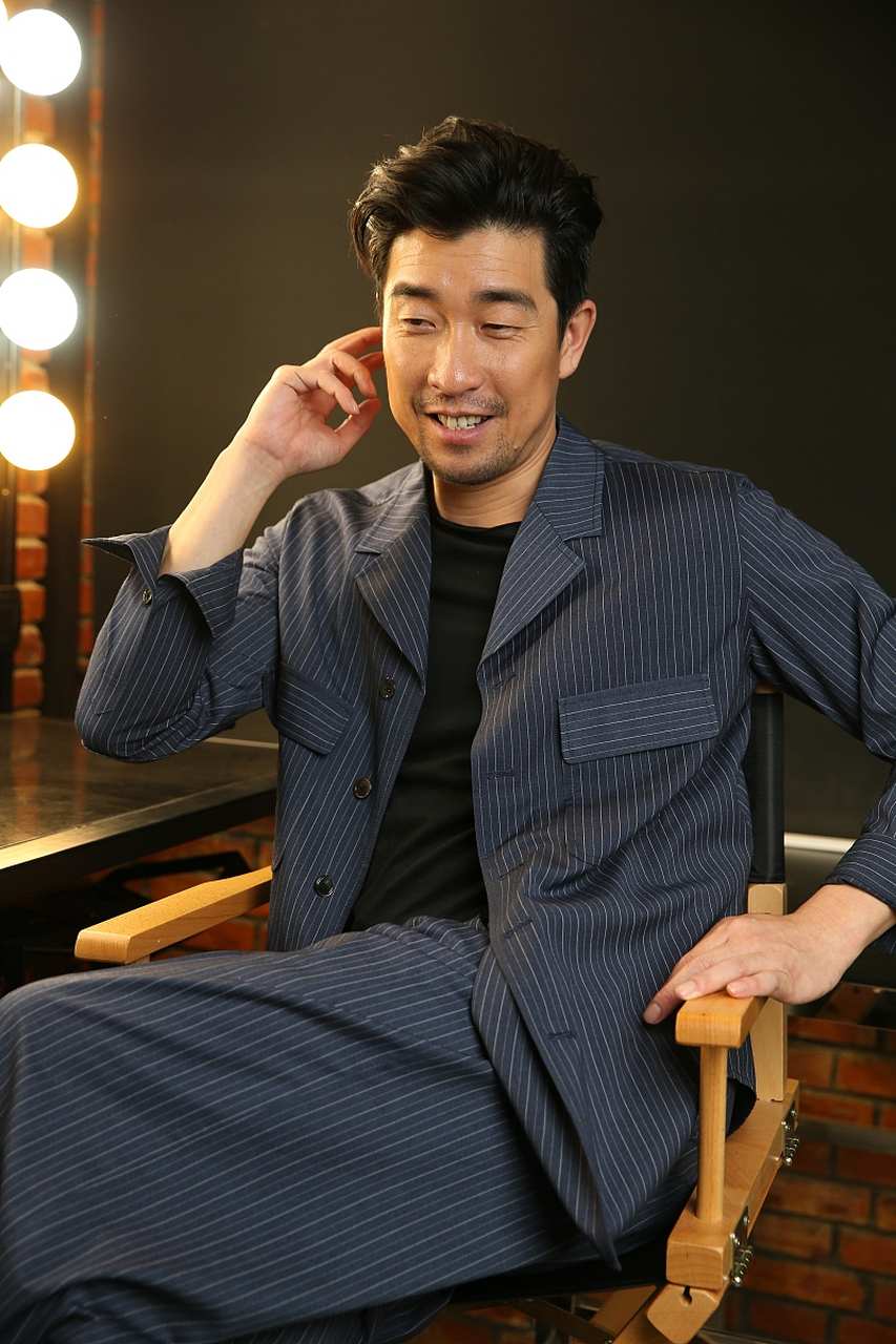 演员王千源拍完钢的琴,获奖了,觉得自己火了.