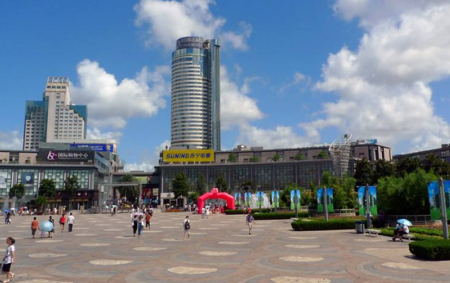 这一带景点也不少,广场南部坐落着一座宏伟的哥特式建筑——药行街天