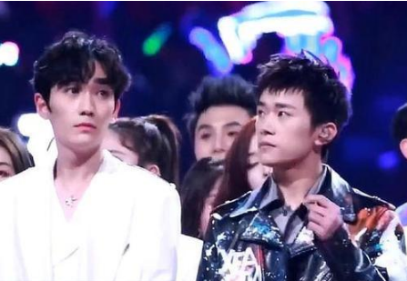 朱一龙易烊千玺两男神同框,两人尬聊让人笑翻,网友对嘴型猜内容