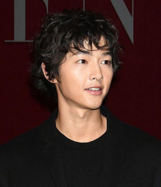 男神宋仲基改换造型,烫了一头奶奶卷,粉丝直呼小心回家跪搓衣板