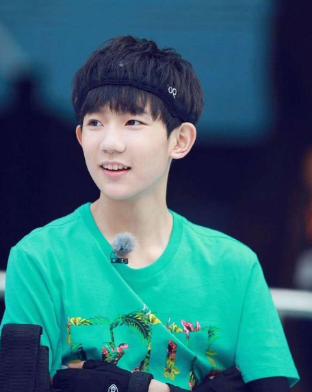 戴发带的tfboys,王源更加可爱了!只有易烊千玺不适合?