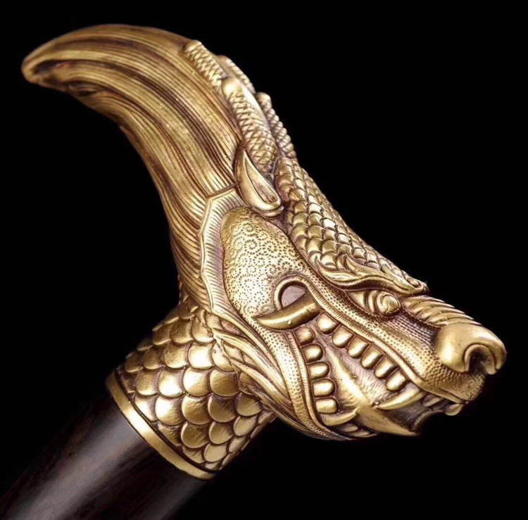 钢材:  百炼花纹钢  .装具:  纯铜带锁扣精雕复古龙头  .