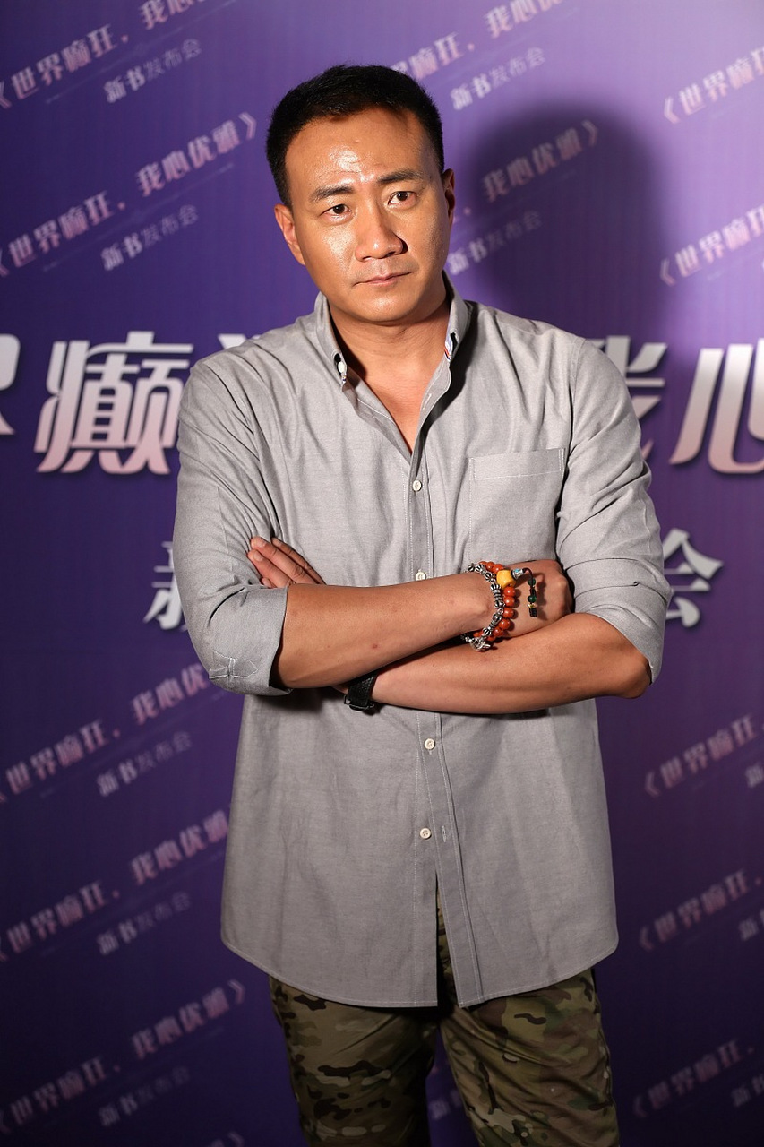 主持人李静,问演员胡军,哎呀,你大伯是歌唱家胡松华啊,你爸妈也肚是