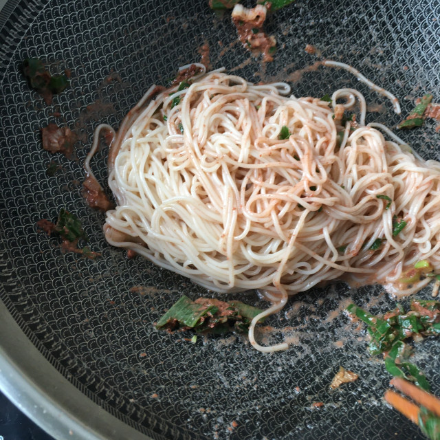 雞蛋蝦醬炒麵,麵條勁道入味,天天吃它都不夠